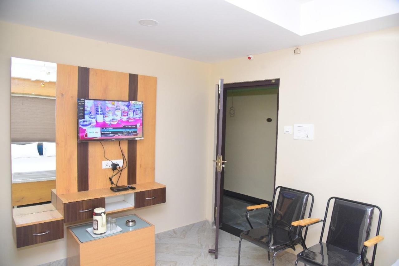 Hotel Sri Hasmitha Vijayawāda Extérieur photo